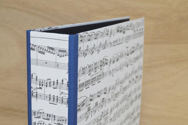 Schicker Notenordner A4 mit blauen Leinenkanten, extra stabil und individuell